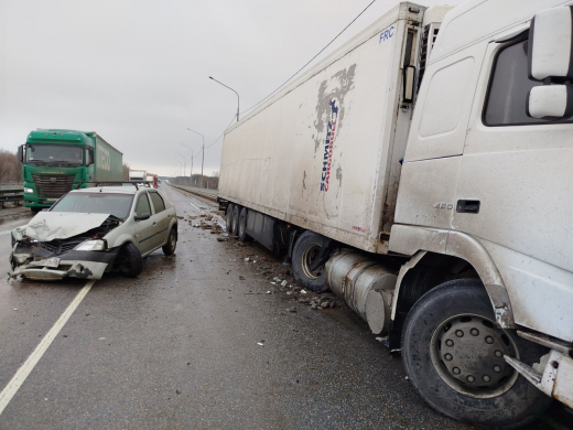 Два человека пострадали в ДТП из-за манёвра водителя фуры в Воронежской области
