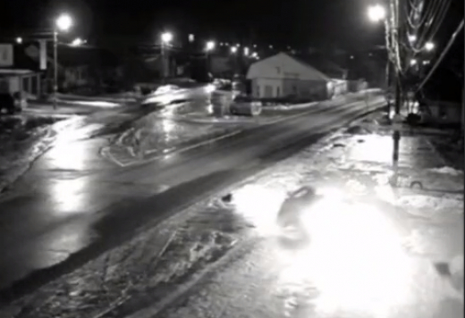 Воронежская лихачка на KIA влетела на остановку, снесла знаки, врезалась в мусорку и попала на видео