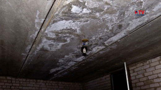 «Ручьём всё течёт с потолка». Жители пятиэтажки в Воронеже 6 лет добиваются ремонта крыши