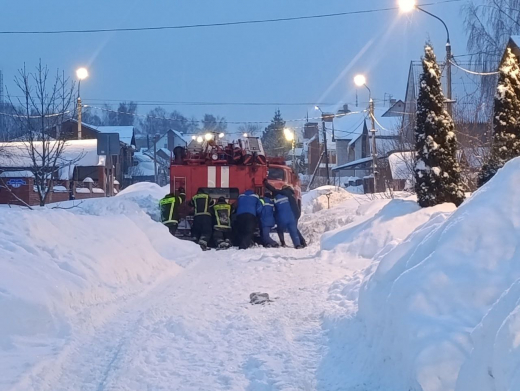 Пожарные Коломны вытащили из снежного плена машину 