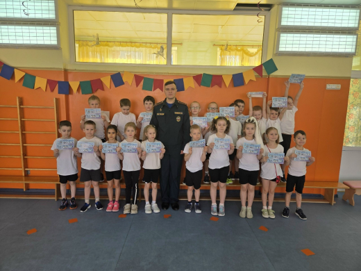 В Ступино сотрудники МЧС России провели занятие по правилам безопасности на водных объектах в детском саду «Росинка»