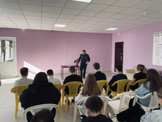 В Можайском муниципальном округе продолжается профилактическая работа с населением: «выездной инспектор» в поселке Цветковский