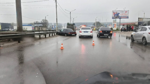 Заниженная Lada влетела в отбойник возле здания ГАИ в Воронеже