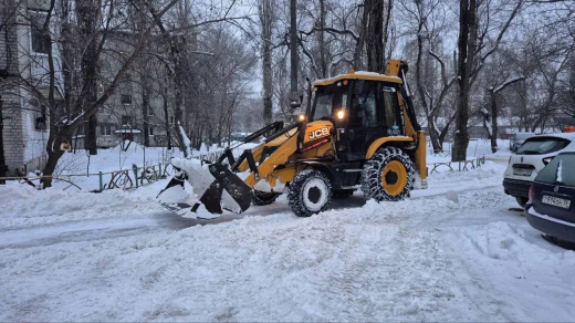 УК очищают воронежские дворы от снега