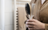 Трихолог Маркова рекомендовала мыть расческу минимум раз в неделю