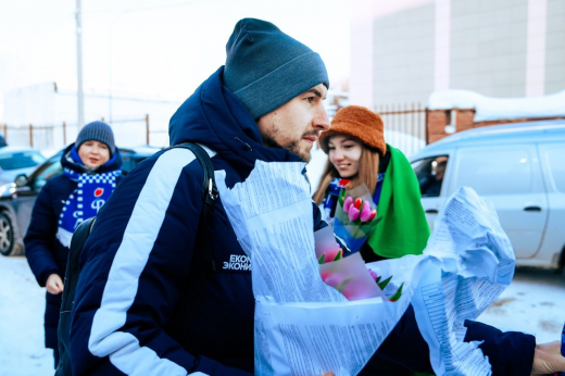 Футболисты воронежского «Факела» поздравили болельщиц с Международным женским днём