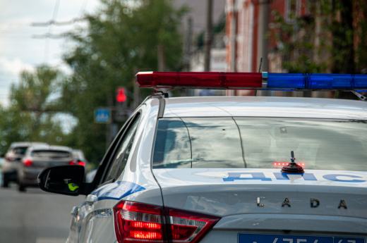 Shot: В Москве Kia вылетела с Горбатого моста в воду, 5 человек пострадали