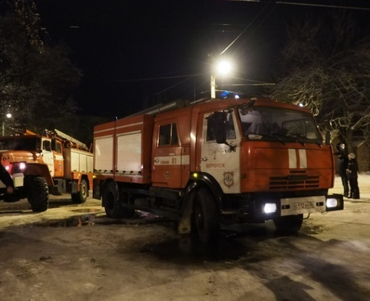 Заброшенный завод загорелся вечером на левом берегу Воронежа