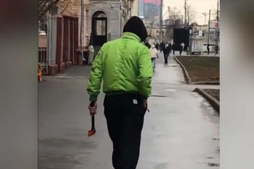 Опубликовано видео прогулки по столичной улице мужчины с топором в руках