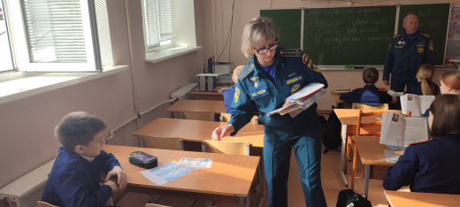 Сотрудники МЧС России провели совместный урок безопасности для школьников в Кашире