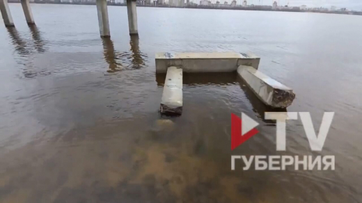 Колонны рухнули в воду при демонтаже пирса на Петровской набережной в Воронеже