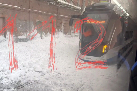 На Дубининской улице в Москве снег остановил движение трамвая