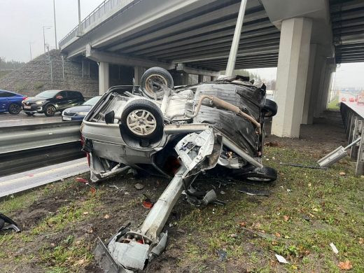 Авто намотало на столб в Воронеже из-за гонок по скользкой дороге