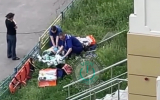 Отчаянные попытки реанимировать выпавшую из окна женщину попали на видео в Воронеже
