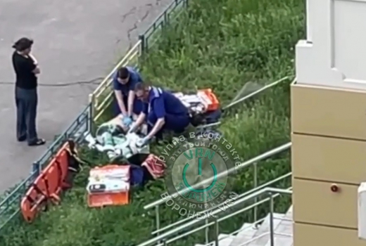 Отчаянные попытки реанимировать выпавшую из окна женщину попали на видео в Воронеже