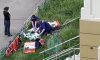 Отчаянные попытки реанимировать выпавшую из окна женщину попали на видео в Воронеже