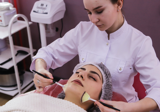 Косметолог Щербакова посоветовала RF-лифтинг для борьбы со вторым подбородком