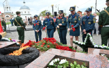 В Серпухове сотрудники МЧС России почтили память героев у памятника Воину-освободителю