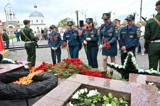 В Серпухове сотрудники МЧС России почтили память героев у памятника Воину-освободителю