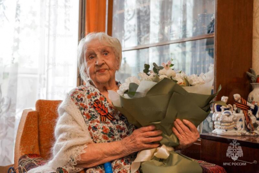 Сотрудники МЧС России и юнармейцы поздравили 102-летнего ветерана Великой Отечественной войны Зою Никаноровну Бабукову