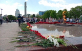 Воронежцы несут цветы к Вечному огню и поют песни