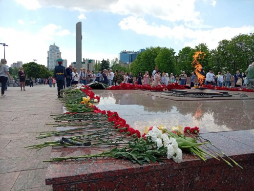 Воронежцы несут цветы к Вечному огню и поют песни