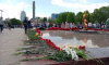 Воронежцы несут цветы к Вечному огню и поют песни