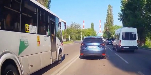 Шофёр воронежского автобуса заплатит за выезд на «встречку»