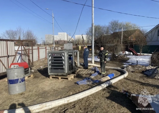 Сотрудники МЧС ликвидируют подтопление автодороги в Ленинском городском округе