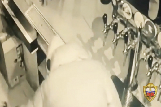 Двое москвичей украли из бара в Москве бокалы, два бильярдных кия и кегу с пивом