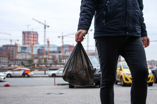 Москвичам, которые оставляют мусор возле двери в подъезде, грозит штраф до 15 тысяч рублей