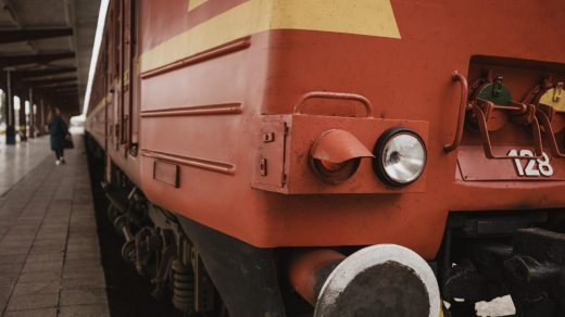 Поезд снёс легковушку на переезде в Воронежской области