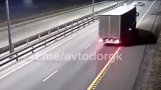 Водитель без причины развернулся и чуть не столкнулся с грузовиком на воронежской трассе