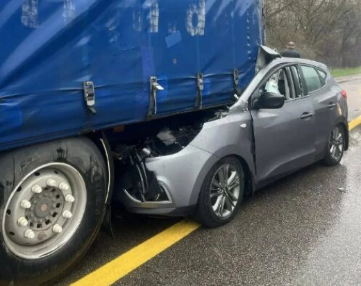 Трое москвичей чудом остались живы, влетев под прицеп грузовика в Воронежской области