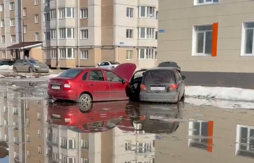 «Вода заливается в подъезд»: микрорайон под Воронежем ушёл под воду из-за паводка