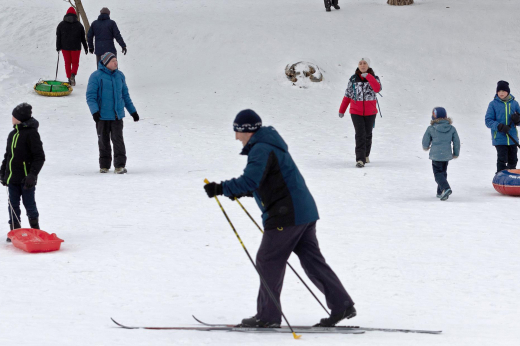 В парках Москвы открыли лыжные трассы с искусственным оснежением