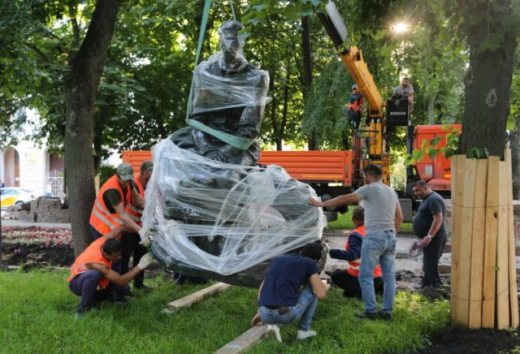 В сквере имени Ивана Бунина временно демонтировали памятник писателю