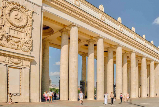 В Москве начали приводить в порядок арку главного входа Парка Горького