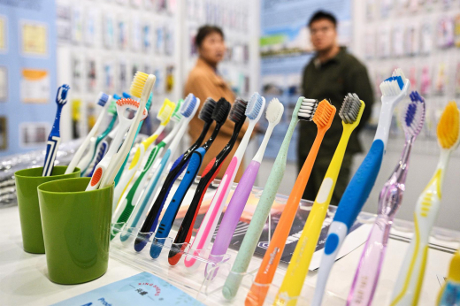 Стоматолог Халилбеков: Агрессивная чистка зубов приводит к повреждению эмали