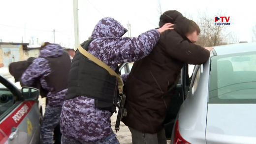 Силовики показали, как работают по сигналу тревожной кнопки в Воронеже