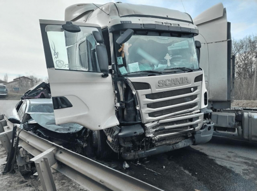 Стало известно состояние детей из легковушки, которую смял грузовик на воронежской трассе