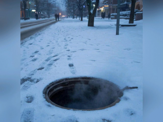 Ребёнок провалился в открытый люк в Воронеже