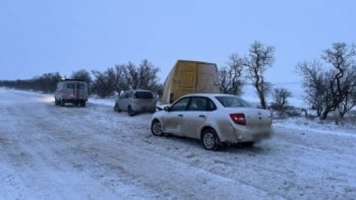 Непогода в Крыму: МЧС вытащили из снежных заносов 4 авто