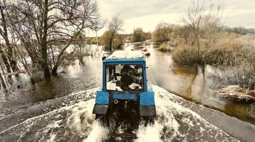 Проезд бесплатный: воронежец перевозит односельчан через разлившуюся реку на тракторе
