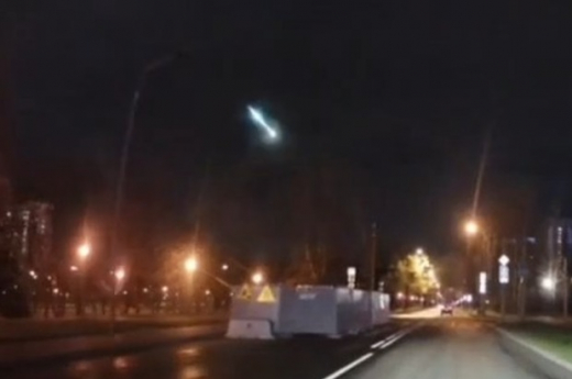 Осколки пролетевшего над Москвой метеорита продают в сети
