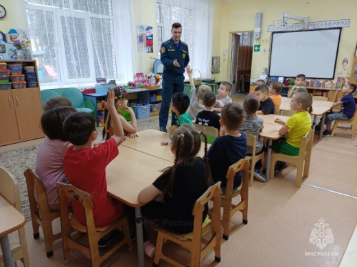 В гостях у малышей – «чуткий нос»: сотрудники МЧС России рассказали детям об автономном дымовом пожарном извещателе (АДПИ)