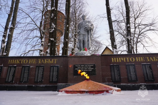 Сотрудники МЧС России почтили память воинов - освободителей в поселке Тучково