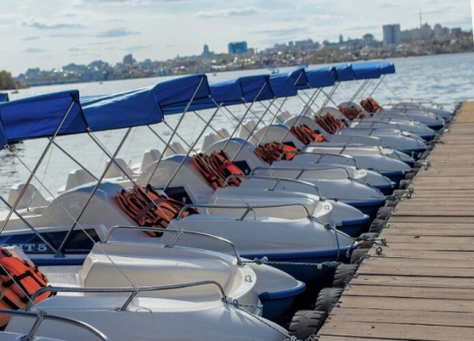 Катамараны начали работать в воронежском парке «Дельфин»