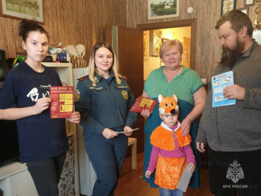 Сотрудники МЧС России проводят разъяснительную работу с многодетными семьями Подольска