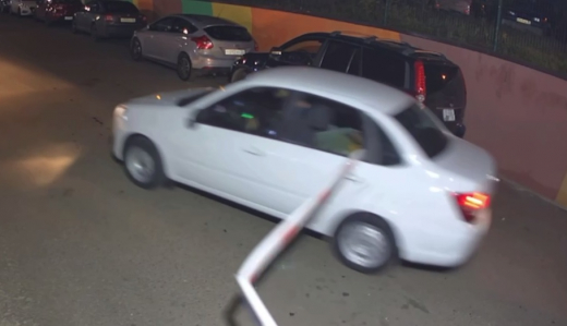 Шлагбаум жёстко наказал автохама в Воронеже